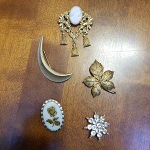 Vintage Brooches lot, 1 is Trifari, 1 scarf clip?